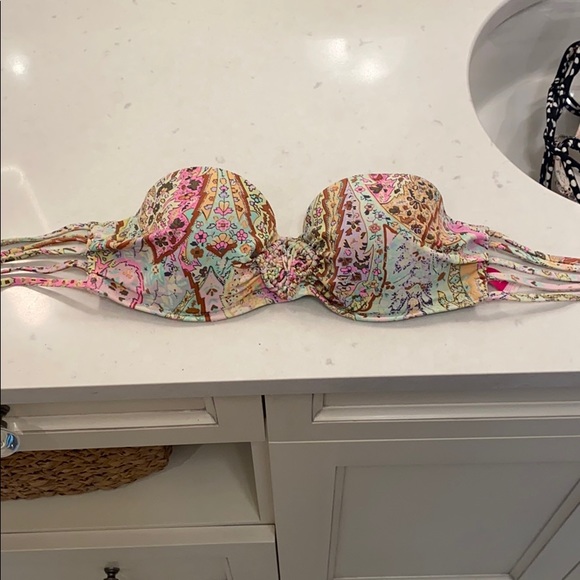 Victoria’s Secret Swimsuit Top 34B - Picture 1 of 4